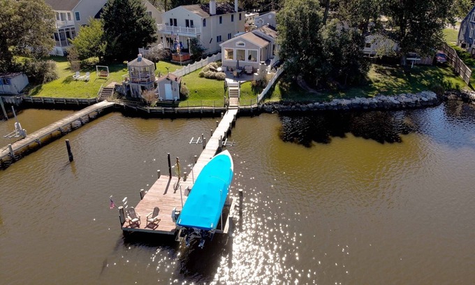 Lake Shore Casa | Waterfront Home w Private Pier Easy Drive to USNA