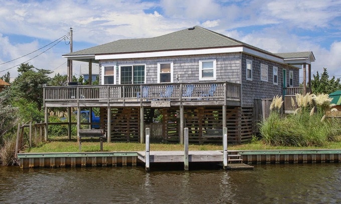 Avon Casa | Waterfront Home w/private W/D, A/C, Free WiFi, gas grill, & Shared Pool