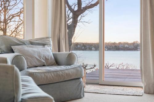 Oak Bluffs Casa | Waterfront Home with Guest Cottage