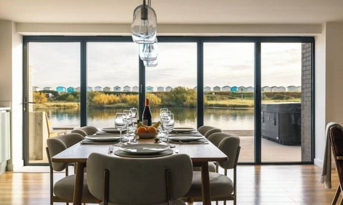 Lancing Apartamento | Waterfront home with hot tub/sauna