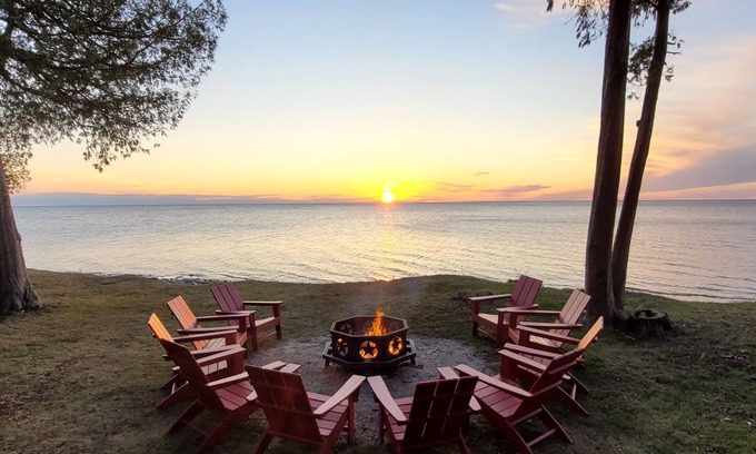Gardner Cabina | Waterfront home with Panoramic Views of the bay- Southern Door County!