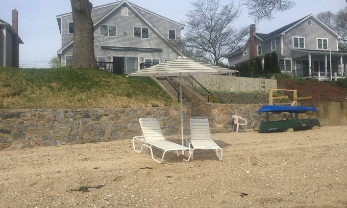 Niantic Casa | Casa frente al mar con playa privada de arena en el río Niantic.