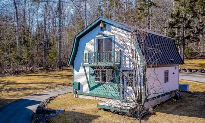 Northport Cabaña | Waterfront home with beautiful bay views - dog-friendly, snowbird-friendly