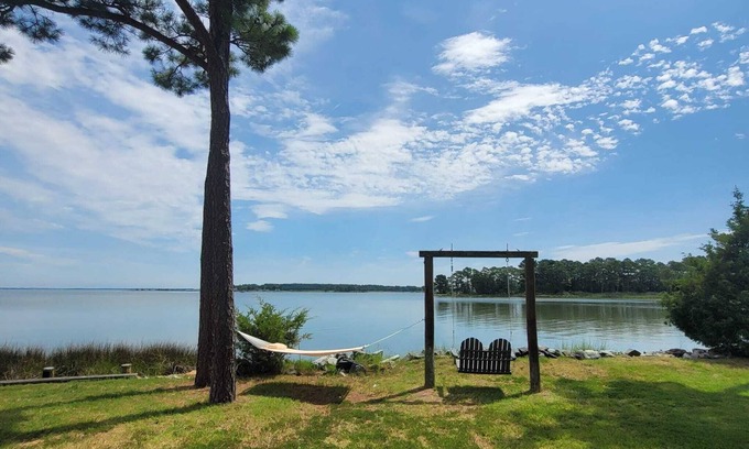 Cambridge Casa | WATERFRONT!! **HOT TUB** 3 bedroom Oasis on 2+ acres - Sleeps 8