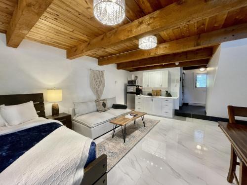 Ucluelet Hotel | Waterfront Hot Tub Firepit King Bed - 6H