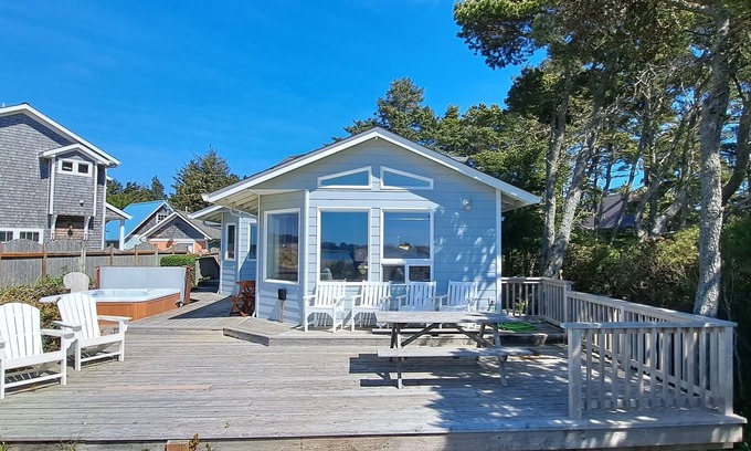 Lincoln City Cabaña | Kayak en la bahía de Siletz, 3 BR todas con camas King, Bañera de hidromasaje, Mascotas Bienvenido!