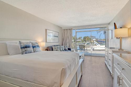 Trailer Estates Apartamento | Waterfront Hotel Room, Huge Pool, Tiki Bar, Beach!