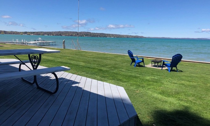 Traverse City Casa | Waterfront House on East Grand Traverse Bay (Sleeps 6)