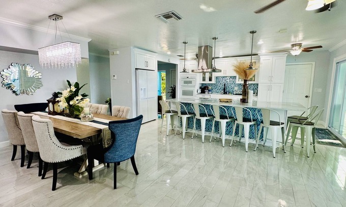 Rainbow Groves Casa | Waterfront House with Heated Pool, Jacuzzi & Private Dock