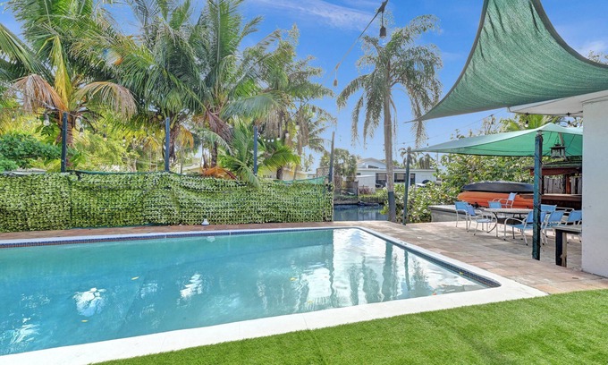 Ojus Casa | Waterfront huge Villa w/pool + tikibar + games
