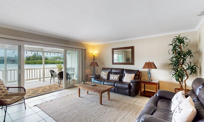 Portlock Casa | Waterfront Kuapa Isle gem with Koko Crater views & pool - by the beach