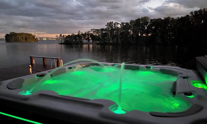 Chittaway Point Casa | Waterfront Lakehouse with Hot-Tub