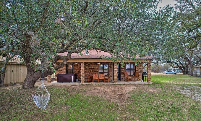 Lake Brownwood Casa | Waterfront Lake Brownwood Home w/ Hot Tub!