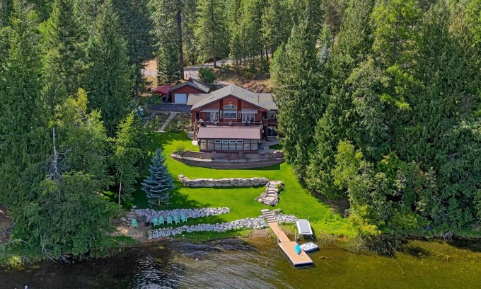 Bonner County Casa | Waterfront Lake Cocolalla Home - Short drive to Schweitzer