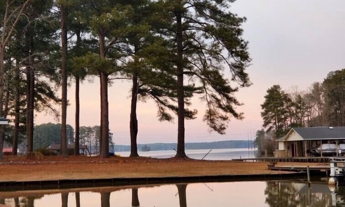 Littleton Casa | Waterfront - Lake Gaston Charming lakefront cottage