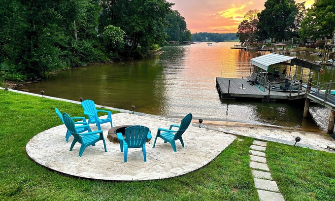 Conover Cabaña | Waterfront Lake Hickory Cottage with Sandy Beach and Screen Porch.