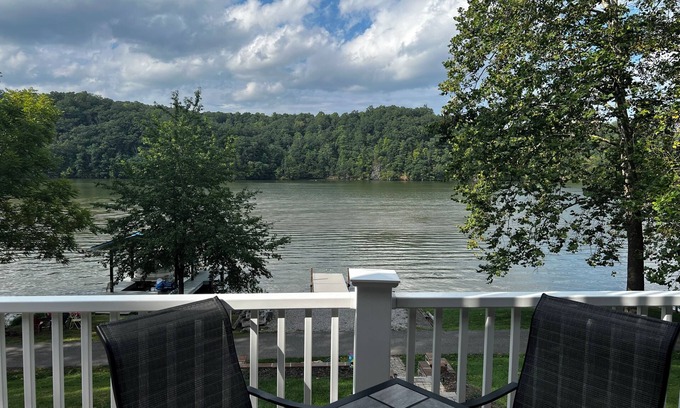 Hiwassee Cabaña | Waterfront Lake Home (Claytor Lake) near VT and RU