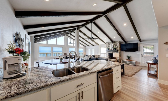 Canyon Lake Casa | Waterfront Lake House With Hot Tub & Firepit