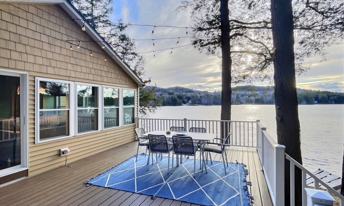 Limerick Casa | Waterfront lake house, Wood stove & Private beach, Solo Bonfire pit