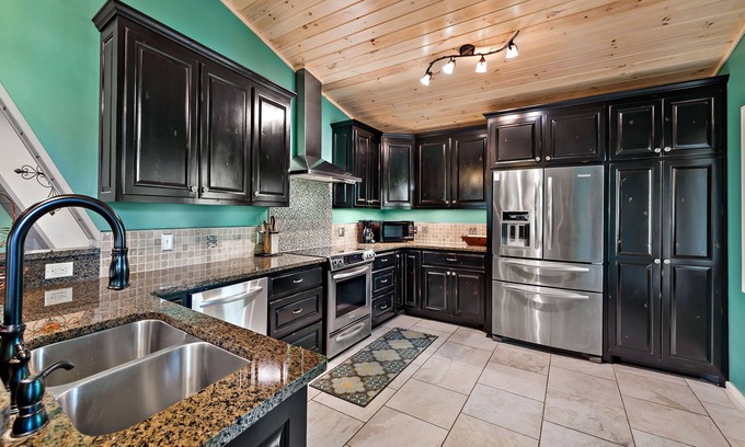 Morganton Cabina | Waterfront Lake James Bungalow actualizado con preciosas terrazas al aire libre y muelle privado