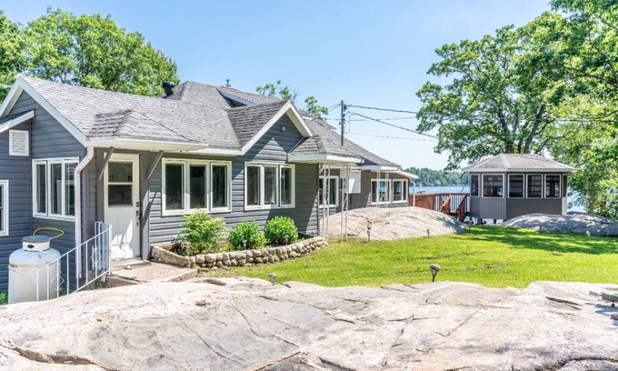 Gravenhurst Casa | Waterfront Lake Muskoka cottage one thousand and one night
