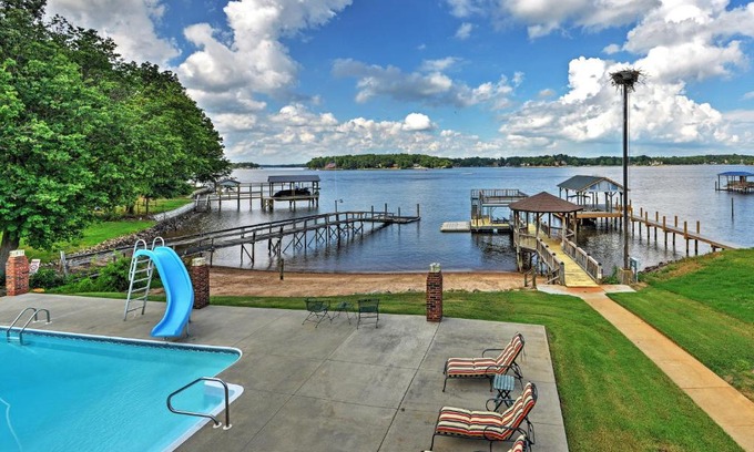 Mayhew Apartamento | Waterfront Lake Norman Duplex with Pool and Boat Dock!