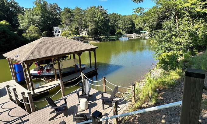 Sherrills Ford Casa | Waterfront Lake Norman - Sleeps 10, Hot Tub, 2kayaks, pedal boat, paddle board
