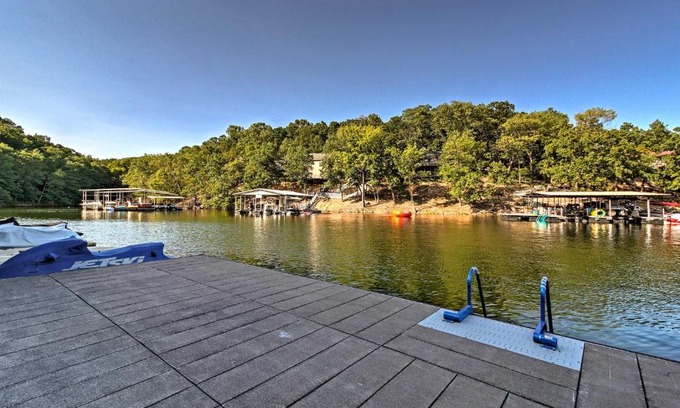 Lakeland Apartamento | Waterfront Lake Ozark Condo with Balcony and Pool