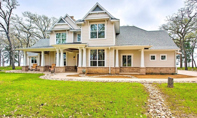 Quinlan Casa | Waterfront Lake Tawakoni Home w/ Fire Pit!