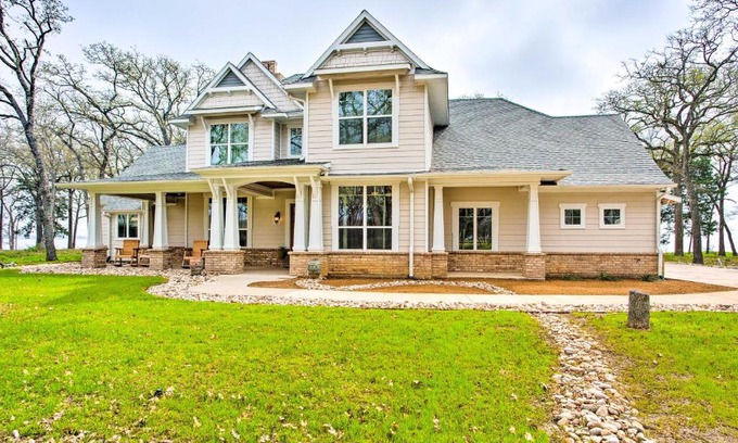 Quinlan Casa | Waterfront Lake Tawakoni Home with Fire Pit!