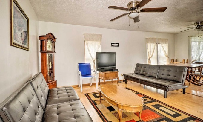 Geneva-on-the-Lake Casa | Waterfront Lake Erie Vacation Rental on the Strip!