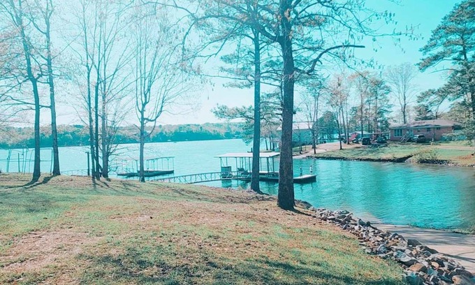 Cullman Casa | Waterfront Lakehome minutes to I-65 PRIVATE BOAT LAUNCH! ZERO steps to the water