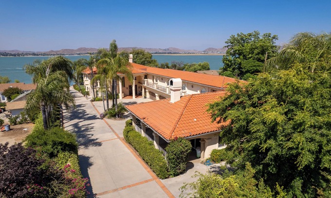 Lakeland Village Casa | Waterfront Lakeside Mansion Great for Large Families, Retreat, and Events
