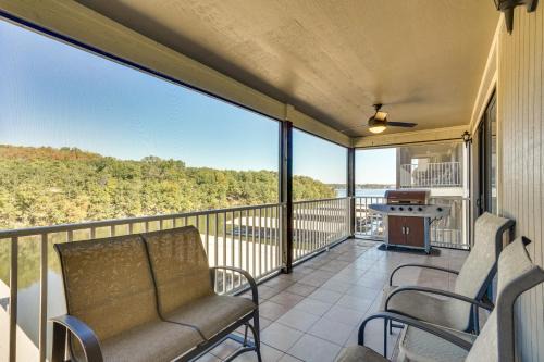 Osage Beach Apartamento | Waterfront Lazy Days Condo with Views and Pool Access!