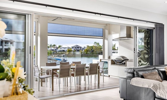 Helensvale Casa | Waterfront Lifestyle Holiday5B House nearThemePark