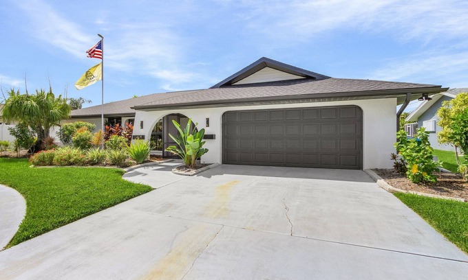 Cape Coral Casa | Waterfront living - Sleeps 16, Two Heated Pools - 2 Tickets to Paradise - Roelens