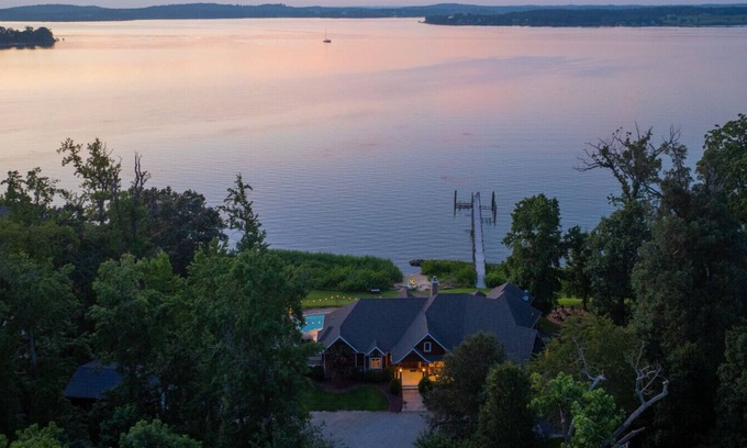 Earlville Casa | Waterfront Lodge packed with Amenities