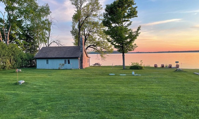Sturgeon Bay Cabaña | Mobiliario actualizado! - Thenell Cottage - Encanto rústico a pocos pasos de la bahía!