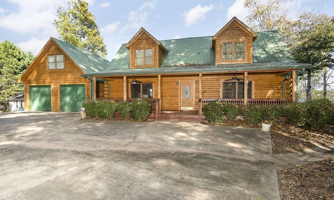 Six Mile Casa | Waterfront Log Cabin on Lake Keowee
