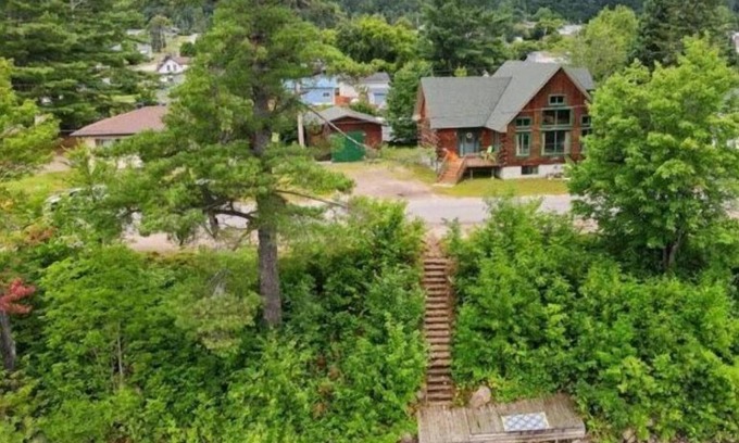 Mattawa Casa | Waterfront Log Home