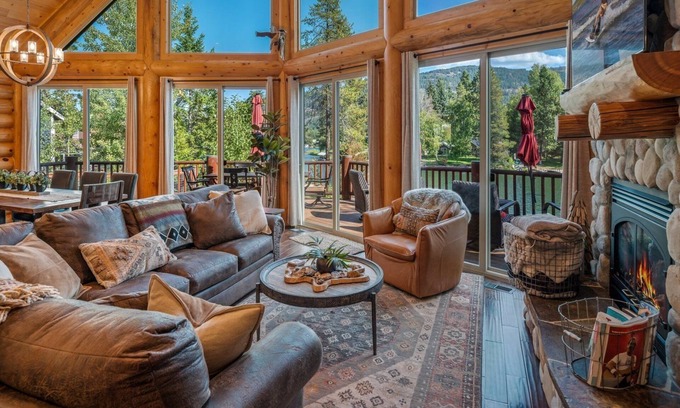 Sagle Casa | Waterfront Luxe Log Home, Private Dock, Hot Tub & Pickleball