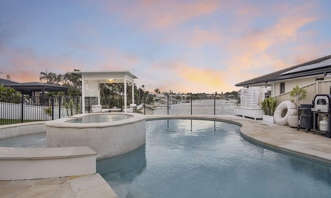 Mermaid Waters Casa | Unlimited Fun & Indulgence 3 pools nr Surf Paradise/ waterfront Luxury Fit-Out
