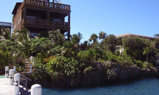 Antoneys Cay Condominio | Frente al lujo de 3 dormitorios con piscina y muelle