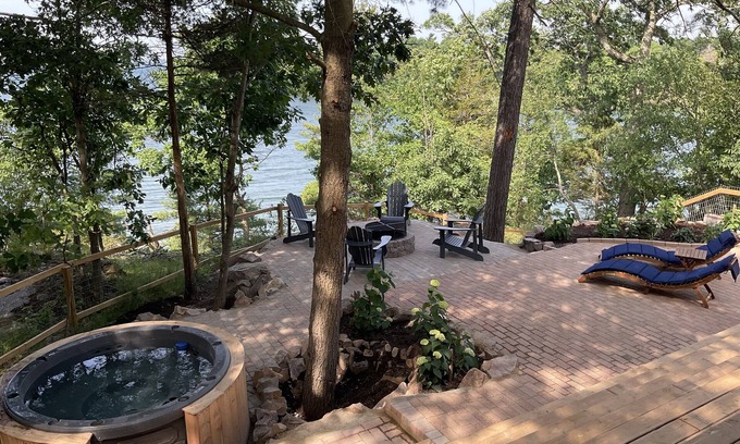 Lansdowne Chalet De Esquí | Waterfront Luxury 4-person Home with Private Hot Tub, Pet Friendly