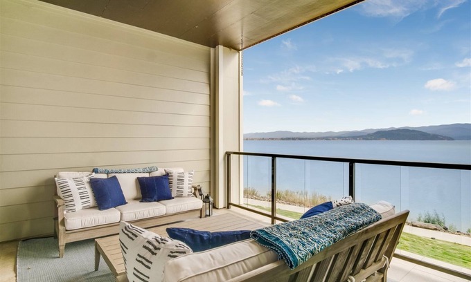 Sandpoint Condominio | Waterfront Luxury Condo w/Beach, Marina, Pool & Hot Tub