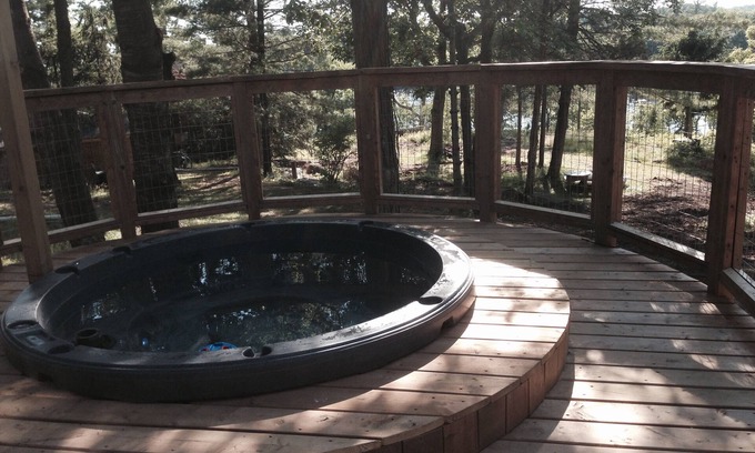 Lansdowne Cabaña | Waterfront Luxury Cottage for 8 with Private Hot Tub & Free Dockage