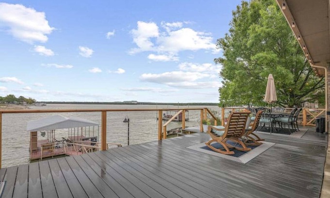 Runaway Bay Casa | Waterfront Luxury Getaway for Gatherings - 180 Degree Views, Large Deck & Dock