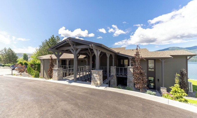 Wapato Point Condominio | Waterfront Luxury- Yacinde B1