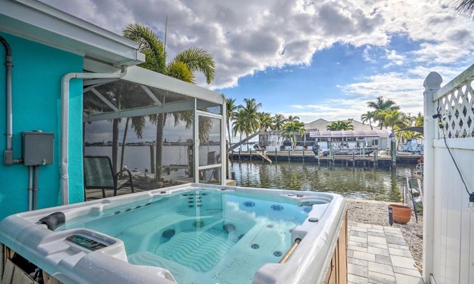 Matlacha Casa | Waterfront Matlacha Home with Hot Tub and Grill!