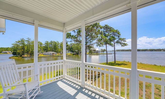 Merritt Casa | Waterfront Merritt Home w/ Boat Dock & Deck!